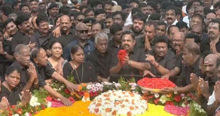 ஜெயலலிதா நினைவிடத்தில்  எடப்பாடி பழனிசாமி அஞ்சலி